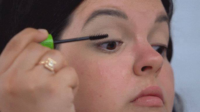 Ansley applying mascara to the center of her lashes