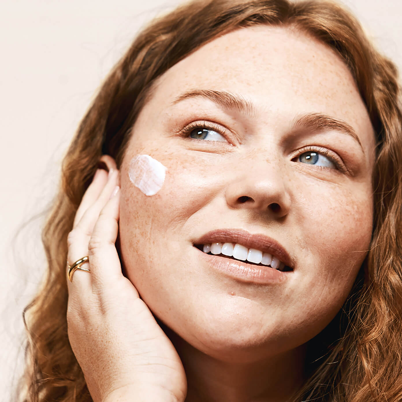 Shann applying a moisturizer for face