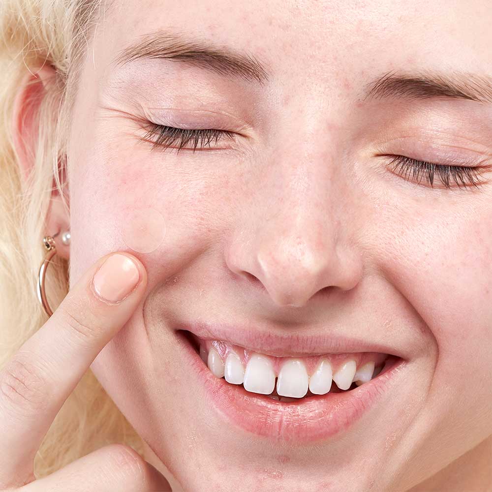 Savannah wearing Mighty Patch Invisible+.